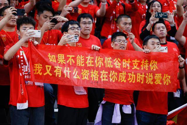 曼联官宣霍伊伦德4400万离队，拉爵一亿卖人大计开启！四十老将续约已定